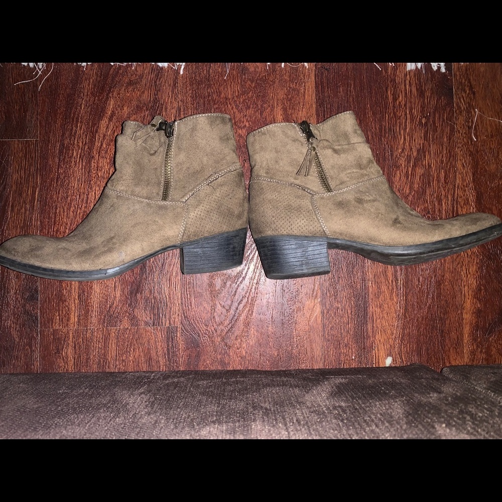 Women’s ankle booties tan tassle